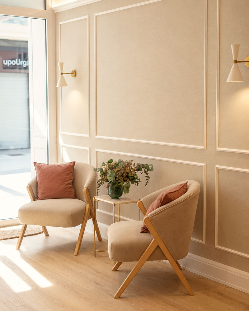 Sala de espera de Amaia Munitxa Fisioterapia con butacas y luz natural