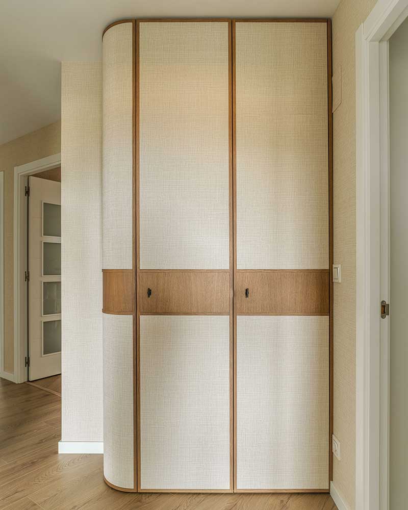Mueble de entrada de Casa Kane revestido en madera y tejido natural