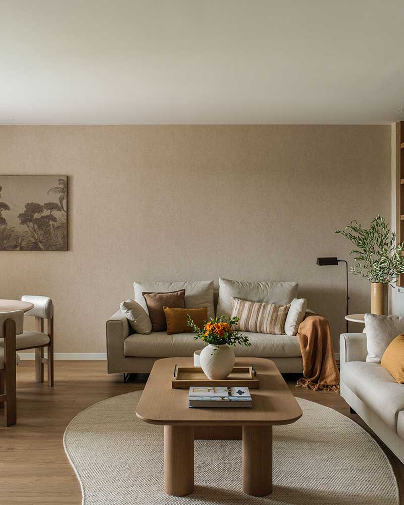 Salón y comedor de Casa Kane con mobiliario de madera y tonos naturales