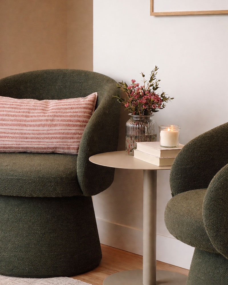 Sillones verdes y mesa auxiliar en el Hostal Nagusia